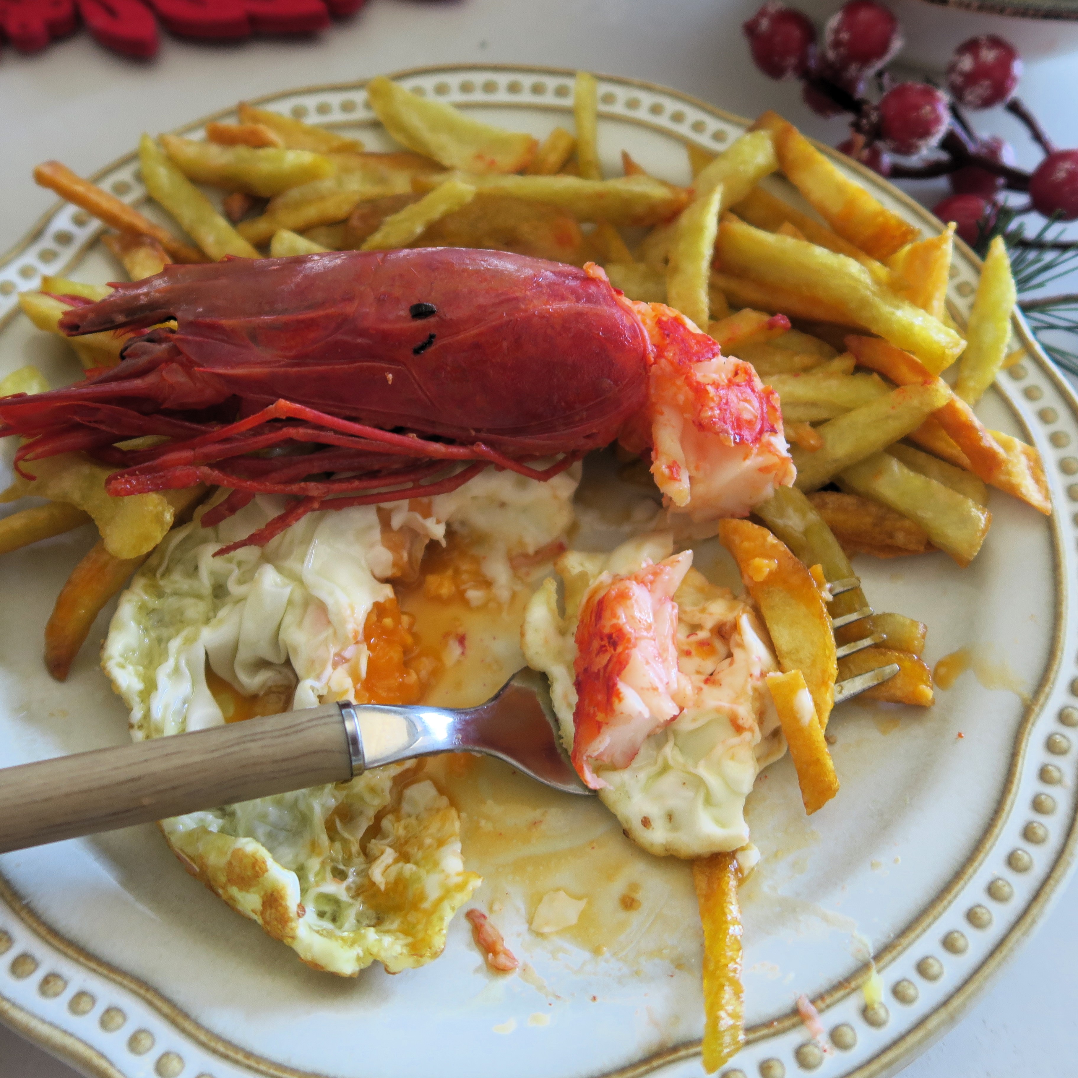 Carabineros con huevos y patatas